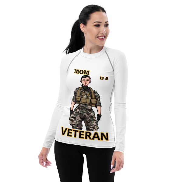 MOM IS A VETERAN TOO FOWER Women's Rash Guard