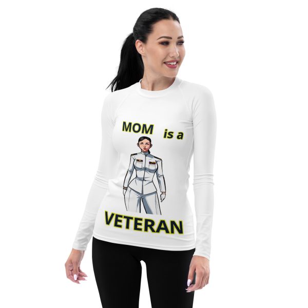 MOM IS A VETERAN TOO FIFE Women's Rash Guard