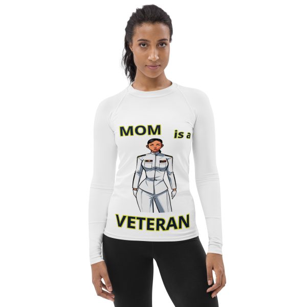 MOM IS A VETERAN TOO FIFE Women's Rash Guard