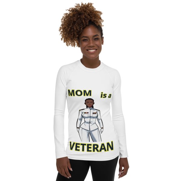 MOM IS A VETERAN TOO FIFE Women's Rash Guard