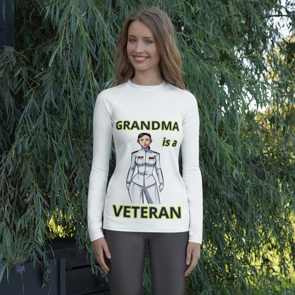 GRANDMA IS A VETERAN TOO FIFE Women's Rash Guard