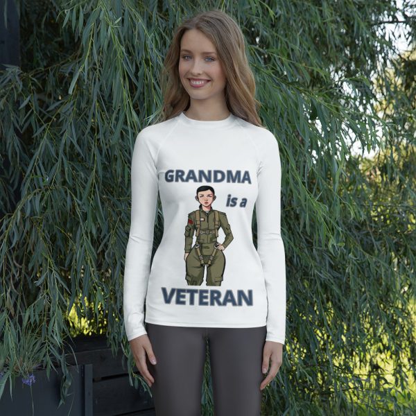 GRANDMA IS A VETERAN TOO FIFE Women's Rash Guard