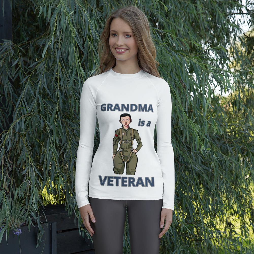 GRANDMA IS A VETERAN TOO FIFE Women's Rash Guard