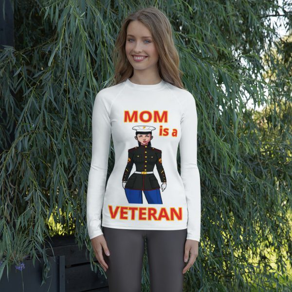 MOM IS A VETERAN TOO FIFE Women's Rash Guard